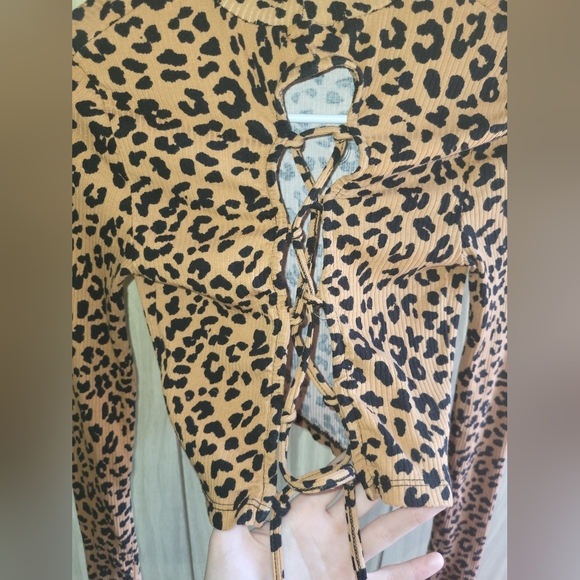 Lace up back cheetah print crop top - Picture 3 of 6
